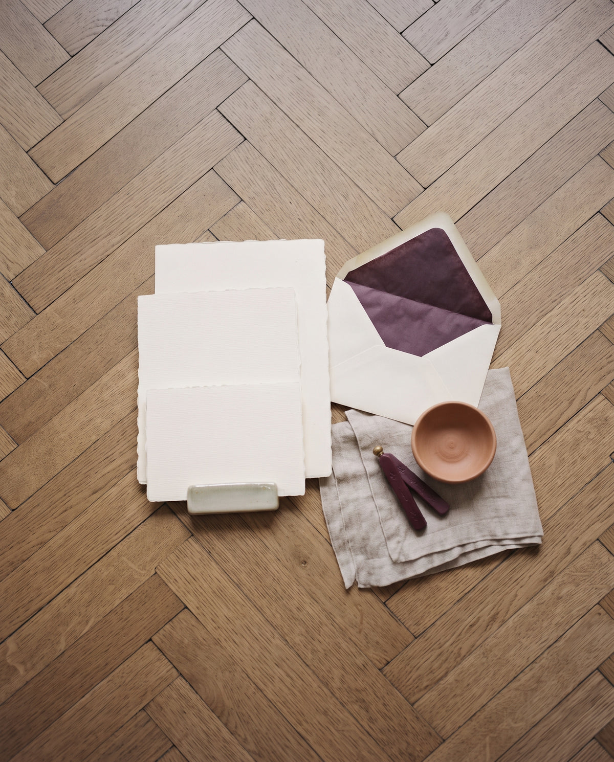 Einladungskarten „Stuckdecke“, gerippt, Geripptes Papier mit feiner Struktur, unbedruckt, Ansicht 2