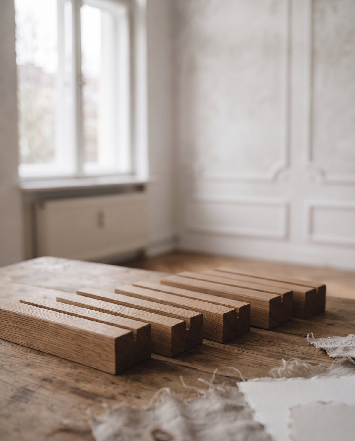 Tischnummern mit Holzständer, 1 bis 12, Kartennummern mit Ständern aus Eiche, Ansicht 2